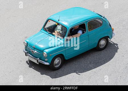 Galice, Espagne ; 27 août 2023 : vue à angle élevé de la voiture classique Seat 600 conduisant sur une route Banque D'Images