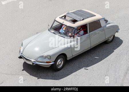 Galice, Espagne ; 27 août 2023 : vue à angle élevé d'une voiture classique Citroën DS conduisant sur une route Banque D'Images