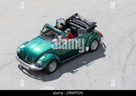 Galice, Espagne ; 27 août 2023 : vue à angle élevé d'une voiture classique Volkswagen Beetle Cabrio roulant sur une route Banque D'Images