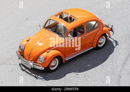 Galice, Espagne ; 27 août 2023 : vue à angle élevé d'une voiture Volkswagen Beetle classique conduisant sur une route Banque D'Images