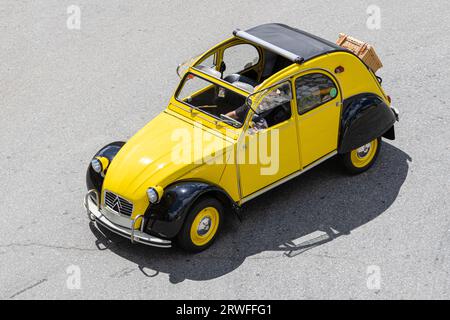 Galice, Espagne ; 27 août 2023 : vue en grand angle d'une Citroën 2CV conduite sur une route Banque D'Images