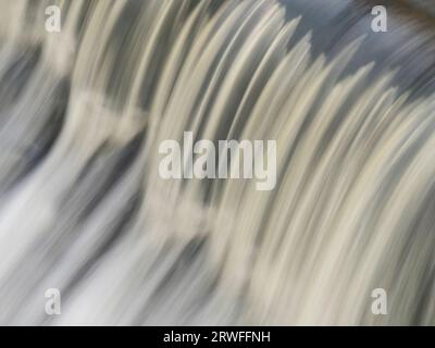 The Weir on the River Onny à Stokesay près de Craven Arms, Shropshire, Angleterre, Royaume-Uni. Banque D'Images