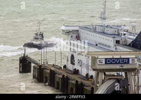 Mauvais temps dans le port Manche de Douvres. Conditions météorologiques extrêmes. Tempêtes. Vagues se brisant sur le remorqueur DHB Dauntless. P&O Ferry sur le quai 5 Banque D'Images