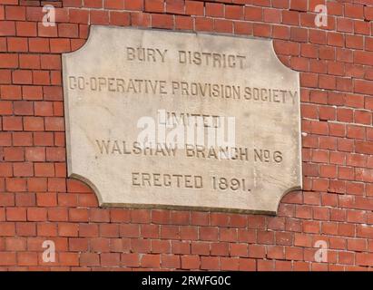 District de Bury, Co-operative provision Society Limited, plaque de grès sculptée, branche no 6 de Walshaw, érigée en 1891. Banque D'Images