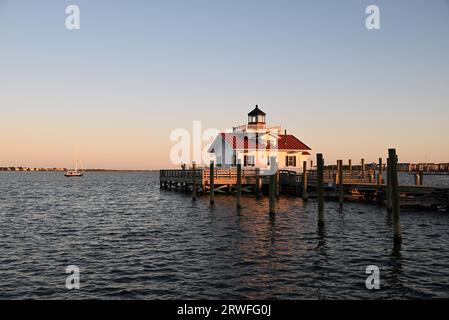 Le phare de Roanoke Marshes à Shallowbag Bay, dans la ville de Manteo, sur les rives extérieures de la Caroline du Nord. Banque D'Images