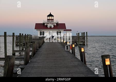 Le phare de Roanoke Marshes à Shallowbag Bay, dans la ville de Manteo, sur les rives extérieures de la Caroline du Nord. Banque D'Images