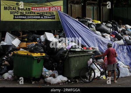 Yogyakarta, Indonésie. 19 septembre 2023. 19 septembre 2023, Yogyakarta, région spéciale de Yogyakarta, Indonésie : un homme jette des ordures sur le bord de la route à Yogyakarta. L’accumulation de déchets en plusieurs points de Yogyakarta est due à la réouverture du site intégré d’élimination des déchets de Piyungan (TPST) sur une base limitée avec un quota de 180 tonnes par jour. (Image de crédit : © Angga Budhiyanto/ZUMA Press Wire) USAGE ÉDITORIAL SEULEMENT! Non destiné à UN USAGE commercial ! Crédit : ZUMA Press, Inc./Alamy Live News Banque D'Images