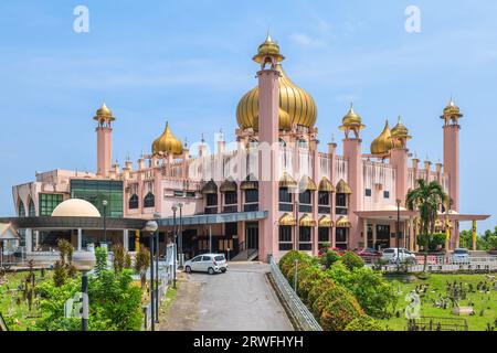 Mosquée Bandaraya Kuching située dans la ville de Kuching, Sarawak, Bornéo, Malaisie orientale Banque D'Images
