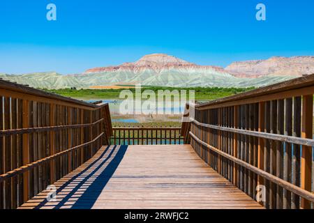 Sanctuaire d'oiseaux Nallihan ou Davutoglan et vue sur Kiz Tepesi ou Rainbow Hills avec une jetée en bois sur le lac. Parcs nationaux de Turkiye. Banque D'Images