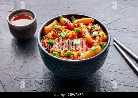 Rabokki, tteokbokki ou topokki avec ramen, cuisine coréenne de rue, gâteaux de riz épicés dans la sauce gochujang au poivre rouge, un plat populaire Banque D'Images