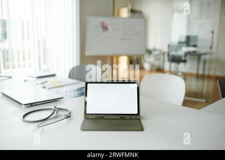 Tablette ordinateur avec écran vide sur le bureau du médecin à l'hôpital Banque D'Images