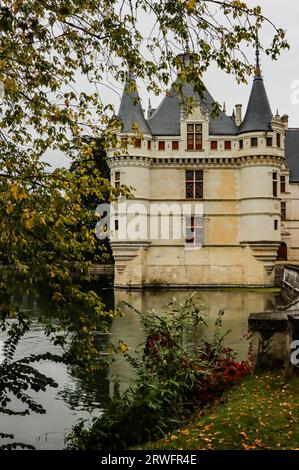Azay-le-Rideau en automne, un château de la Loire Banque D'Images