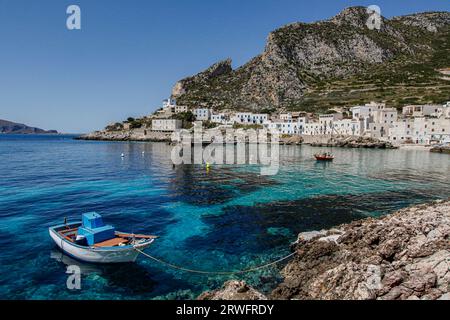 Petit bateau sur une île Égades, Isola di Levanzo, Sicile, Italie Banque D'Images