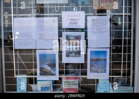 La vitrine de la boutique appartient à Steve Crawford, le propriétaire de la boutique de surf Fluid concept à Scarborough, dans le nord du Yorkshire. Steve est propriétaire de la boutique depuis 17 Banque D'Images