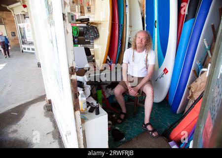 Steve Crawford, le propriétaire de la boutique de surf Fluid concept à Scarborough, dans le nord du Yorkshire. Steve est propriétaire de la boutique depuis 17 ans et a récemment été forc Banque D'Images