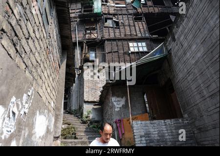 04.08.2012, Chongqing, Chine, Asie - Un homme dans la zone de dix-huit escaliers avec des maisons traditionnelles dans la vieille ville de Shibati dans le district de Yuzhong. Le Banque D'Images