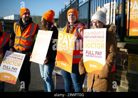 Des médecins juniors et des membres de l'Association médicale britannique tenant des plaques sous le soleil du matin tandis que (BMA) frappant sur la ligne de piquetage à l'extérieur Banque D'Images