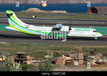 Avión turbo hélice ATR72 de la aerolínea Binter Canarias Banque D'Images