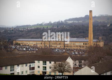 Ancienne usine de textile Salts Mill à Saltaire dans le West Yorkshire. Salts Mill est maintenant un complexe de galerie d'art, de boutiques et de restaurants. Banque D'Images