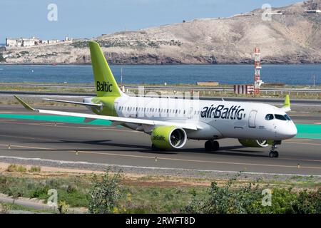 Airbus A220-300 de AirBaltic carreteando Banque D'Images