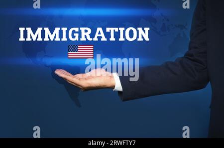 Immigration. Homme d'affaires avec mot et drapeau de l'Amérique sur fond bleu foncé, closeup Banque D'Images