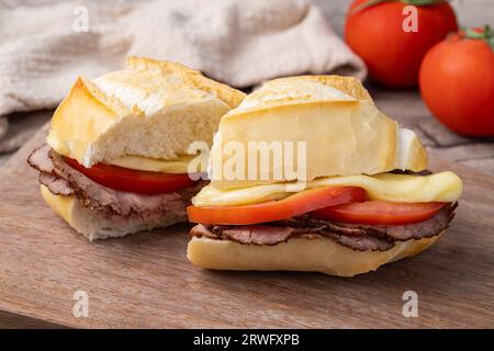 Bauru, sandwich brésilien traditionnel avec rôti de bœuf, fromage et tomates coupées en deux. Banque D'Images