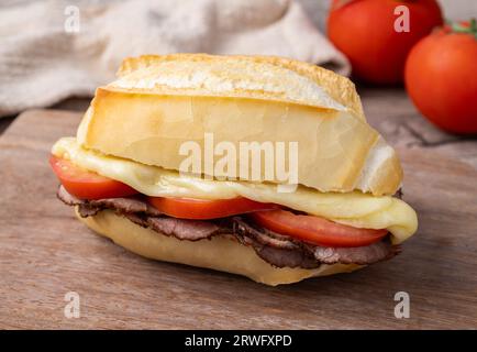 Bauru, sandwich brésilien traditionnel avec rôti de bœuf, fromage et tomates. Banque D'Images