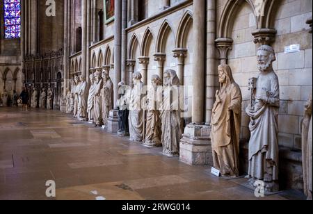 Rouen Normandie France - statues de saints à l'intérieur de la cathédrale de Rouen Rouen est la capitale de la région nord de la France de Normandie, est une ville portuaire sur la Banque D'Images