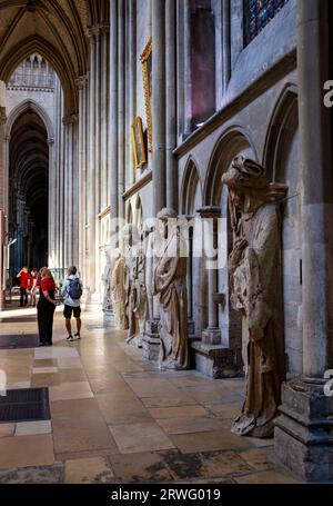 Rouen Normandie France - statues de saints à l'intérieur de la cathédrale de Rouen Rouen est la capitale de la région nord de la France de Normandie, est une ville portuaire sur la Banque D'Images