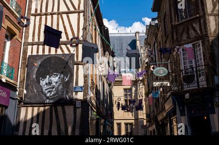 Rouen Normandie France - place Dominique-Laboube avec des chemises accrochées au-dessus de la rue Rouen est la capitale de la Normandie, Banque D'Images