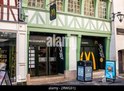 Rouen Normandie France - Restaurant McDonald's Rouen est la capitale de la région nord de la France de la Normandie, est une ville portuaire sur la Seine. Banque D'Images