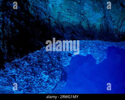 A l'intérieur de la grotte bleue, Bisevo et vis île - Croatie Banque D'Images