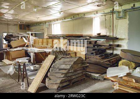 Matériau en bois différent prêt à l'emploi sur l'atelier de menuiserie Banque D'Images