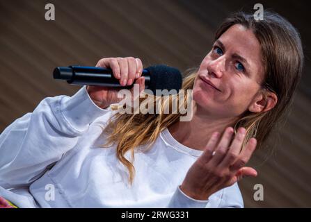 Schwerin, Allemagne. 19 septembre 2023. La star de la performance Florentina Holzinger présente son projet d'opéra lors d'une conférence de presse au Théâtre d'État du Mecklembourg. L'opéra en un acte 'Sancta Susanna' d'Hindemith, créé en 1922, sera complété par une 'messe féministe' avec de nouvelles compositions et de la musique sacrée et sera présenté en première mondiale au Théâtre Schwerin le 30 mai 2024. Par la suite, la production sera présentée à Vienne, Stuttgart et Berlin. Crédit : Jens Büttner/dpa/Alamy Live News Banque D'Images