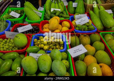 Différents types de fruits et légumes exposés au Festival national des fruits organisé par le ministère de l'agriculture, Dhaka, Bangladesh. Banque D'Images