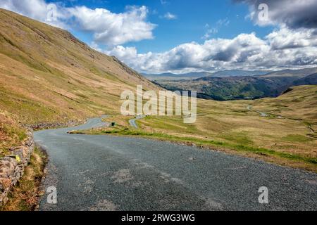 Vue sur Honister Pass Road vers Borrowdale dans le lac Distict, Cumbria, Royaume-Uni. Banque D'Images