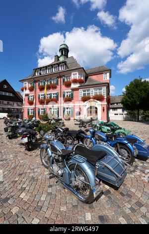 Rencontre de motos traditionnelles avec side-cars devant la pittoresque mairie de Lenzkirch, Forêt Noire, Allemagne Banque D'Images