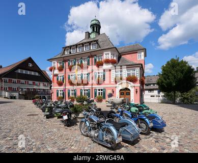 Rencontre de motos traditionnelles avec side-cars devant la pittoresque mairie de Lenzkirch, Forêt Noire, Allemagne Banque D'Images