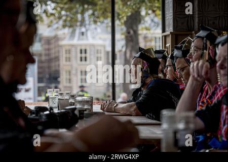 LA HAYE - femmes Staphorst en costume traditionnel prenant un café après la procession royale à la Haye pour le jour du budget. ANP EMIEL MUIJDERMAN netherlands Out - belgique Out Banque D'Images