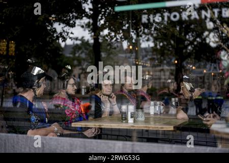 LA HAYE - femmes Staphorst en costume traditionnel prenant un café après la procession royale à la Haye pour le jour du budget. ANP EMIEL MUIJDERMAN netherlands Out - belgique Out Banque D'Images