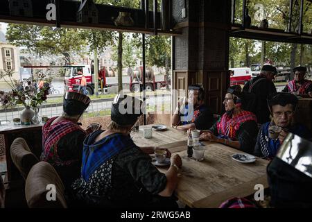 LA HAYE - femmes Staphorst en costume traditionnel prenant un café après la procession royale à la Haye pour le jour du budget. ANP EMIEL MUIJDERMAN netherlands Out - belgique Out Banque D'Images