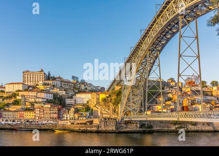Vue panoramique de Porto au Portugal avec le pont Maria Pia dans la chaude lumière du coucher de soleil d'hiver Banque D'Images