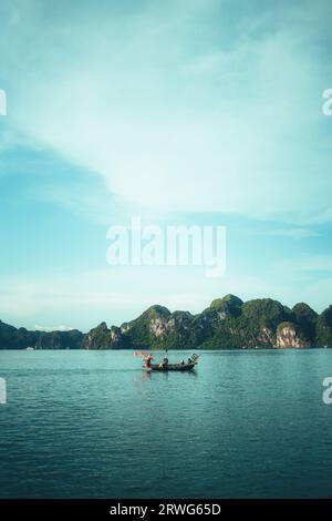 Bateau de pêche dans la baie de Ha long, Vietnam. Banque D'Images