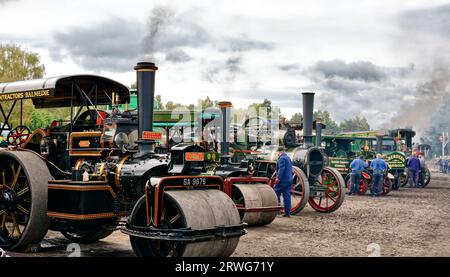 Bateau de Garten Écosse rallye vapeur hommes maintenant une rangée colorée moteurs de traction Banque D'Images