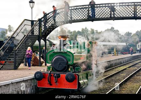 Bateau de Garten Scotland rallye à vapeur le petit moteur vert bon Accord passant sous la passerelle Banque D'Images