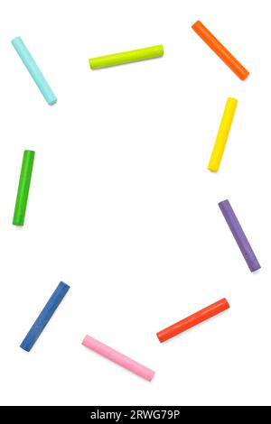 crayons pastel à l'huile colorés disposés ou dispersés isolés sur fond blanc, pris directement d'en haut avec espace négatif pour le texte Banque D'Images