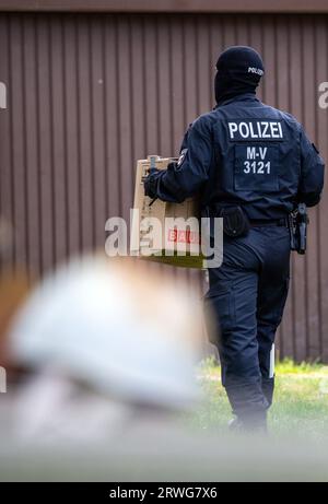 Jamel, Allemagne. 19 septembre 2023. Les policiers recueillent des preuves au domicile de l'extrémiste de droite connu dans toute l'Allemagne. Le ministre fédéral de l'intérieur Faeser a interdit l'association d'extrême droite "Hammerskins Germany" ainsi que ses ramifications régionales et la sous-organisation "Crew 38". Selon le ministère, les forces de police ont fouillé les domiciles de 28 membres présumés de l'association dans dix États allemands tôt le matin. Crédit : Jens Büttner/dpa/Alamy Live News Banque D'Images