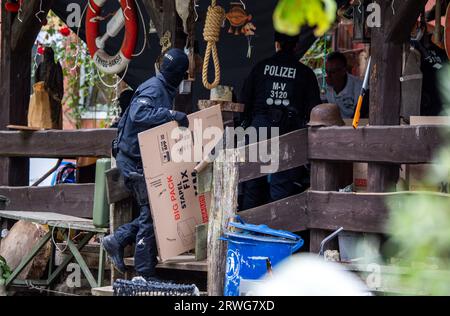 Jamel, Allemagne. 19 septembre 2023. Les policiers recueillent des preuves au domicile de l'extrémiste de droite connu dans toute l'Allemagne. Le ministre fédéral de l'intérieur Faeser a interdit l'association d'extrême droite "Hammerskins Germany" ainsi que ses ramifications régionales et la sous-organisation "Crew 38". Selon le ministère, les forces de police ont fouillé les domiciles de 28 membres présumés de l'association dans dix États allemands tôt le matin. Crédit : Jens Büttner/dpa/Alamy Live News Banque D'Images