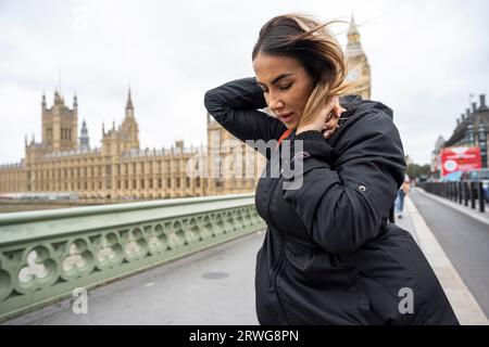 Londres, Royaume-Uni. 19 septembre 2023. UK Weather – Une femme prise dans une rafale de vent sur le pont de Westminster. Le met Office a émis des avertissements météorologiques jaunes pour d'autres parties du pays avec de fortes pluies qui peuvent entraîner des inondations. Crédit : Stephen Chung / Alamy Live News Banque D'Images