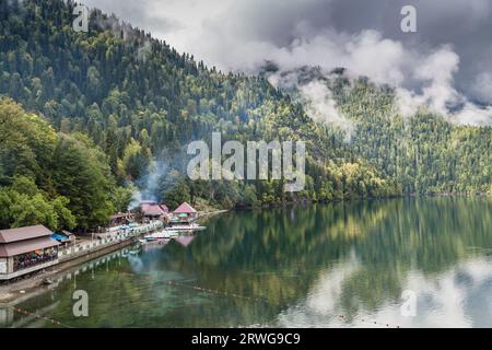 Abkhazie, le 29 septembre 2019 : le lac Ritsa et les montagnes de la République d'Abkhazie. Banque D'Images